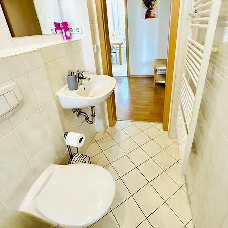 Stoetteritz Holiday Apartment - 3 Rooms - 6 People - 4 Beds - Balcony - Great Public Transport 11 Minutes To The City Leipzig Exterior photo