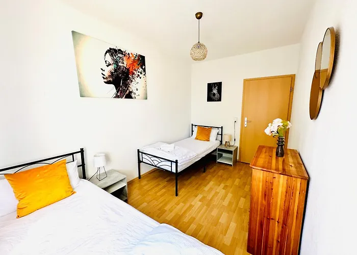 Stoetteritz Holiday Apartment - 3 Rooms - 6 People - 4 Beds - Balcony - Great Public Transport 11 Minutes To The City