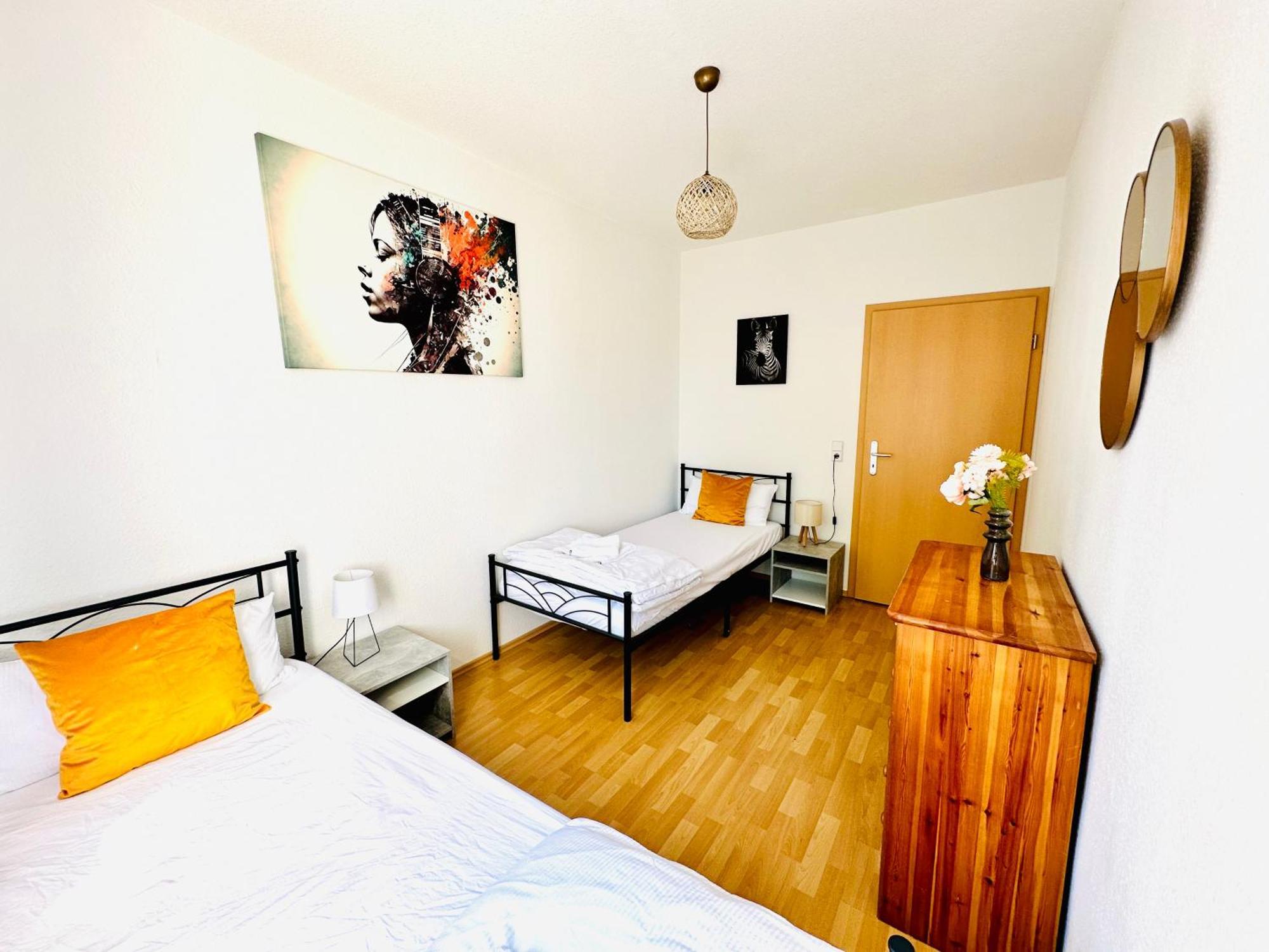 Apartment Stoetteritz - 3 - 6 People - 4 Beds - Balcony - Great Public Transport 11 Minutes To The