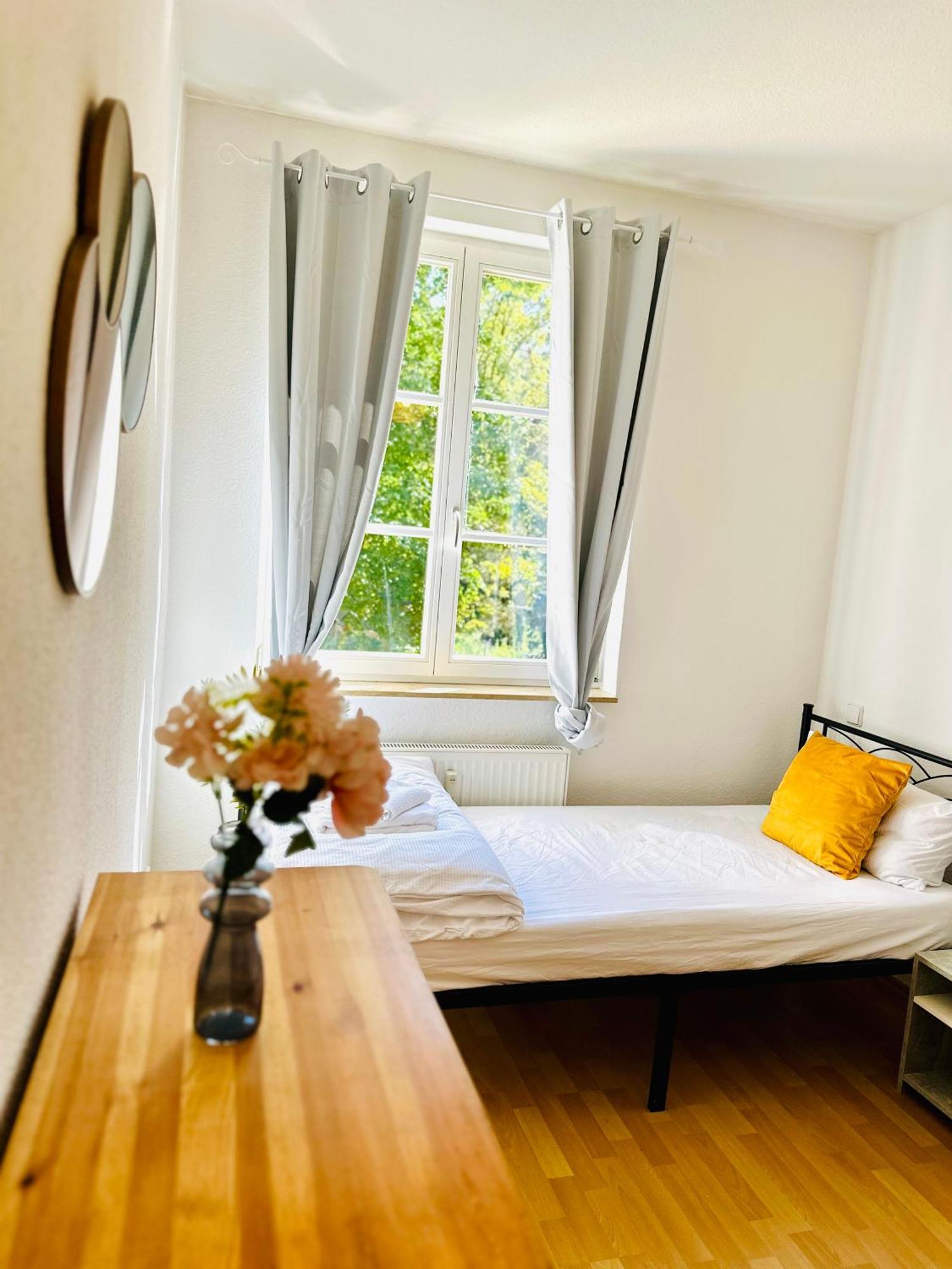 Stoetteritz - 3 - 6 People - 4 Beds - Balcony - Great Public Transport 11 Minutes To The Apartment Leipzig