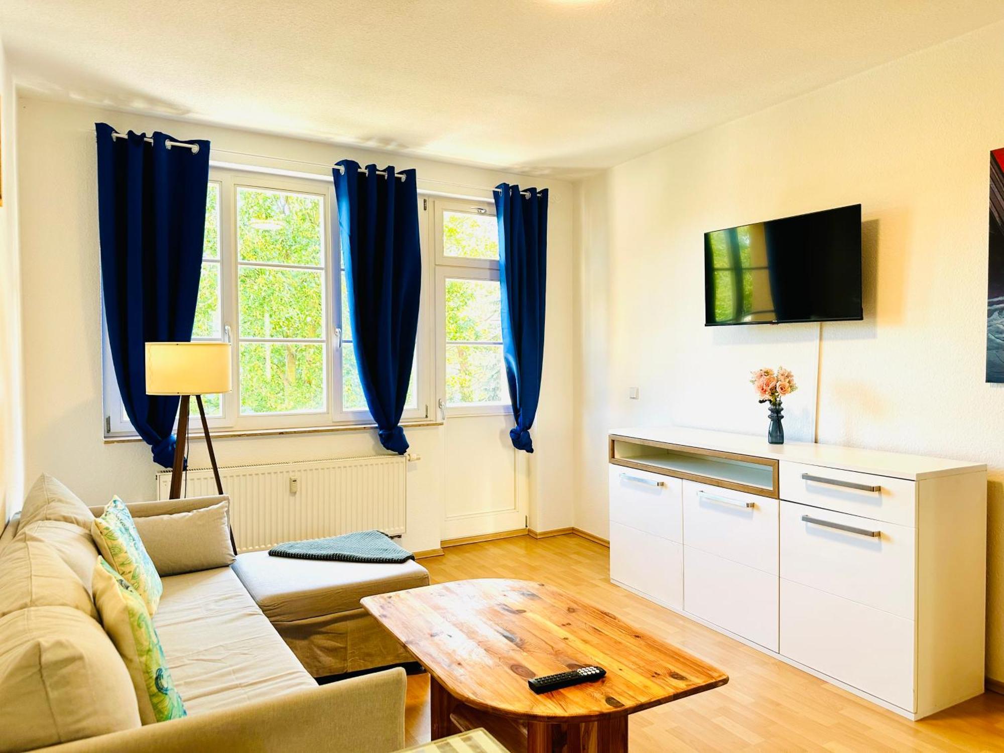 Stoetteritz - 3 - 6 People - 4 Beds - Balcony - Great Public Transport 11 Minutes To The *