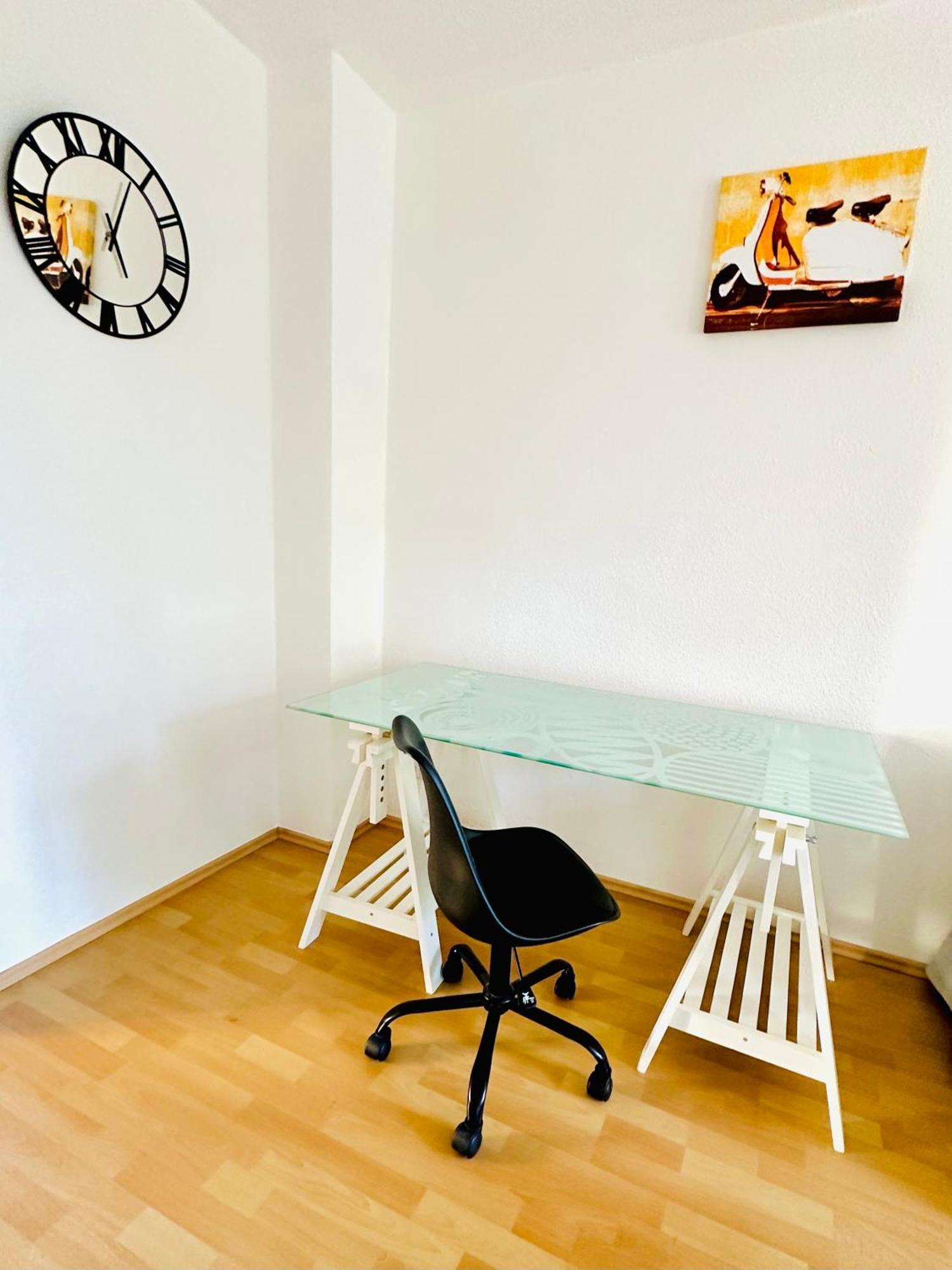 Stoetteritz - 3 - 6 People - 4 Beds - Balcony - Great Public Transport 11 Minutes To The *