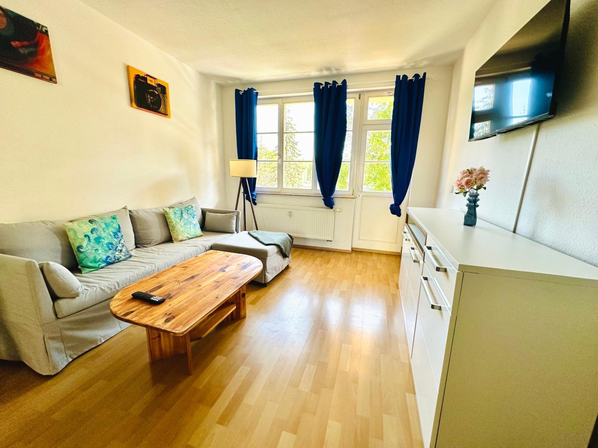Stoetteritz - 3 - 6 People - 4 Beds - Balcony - Great Public Transport 11 Minutes To The *